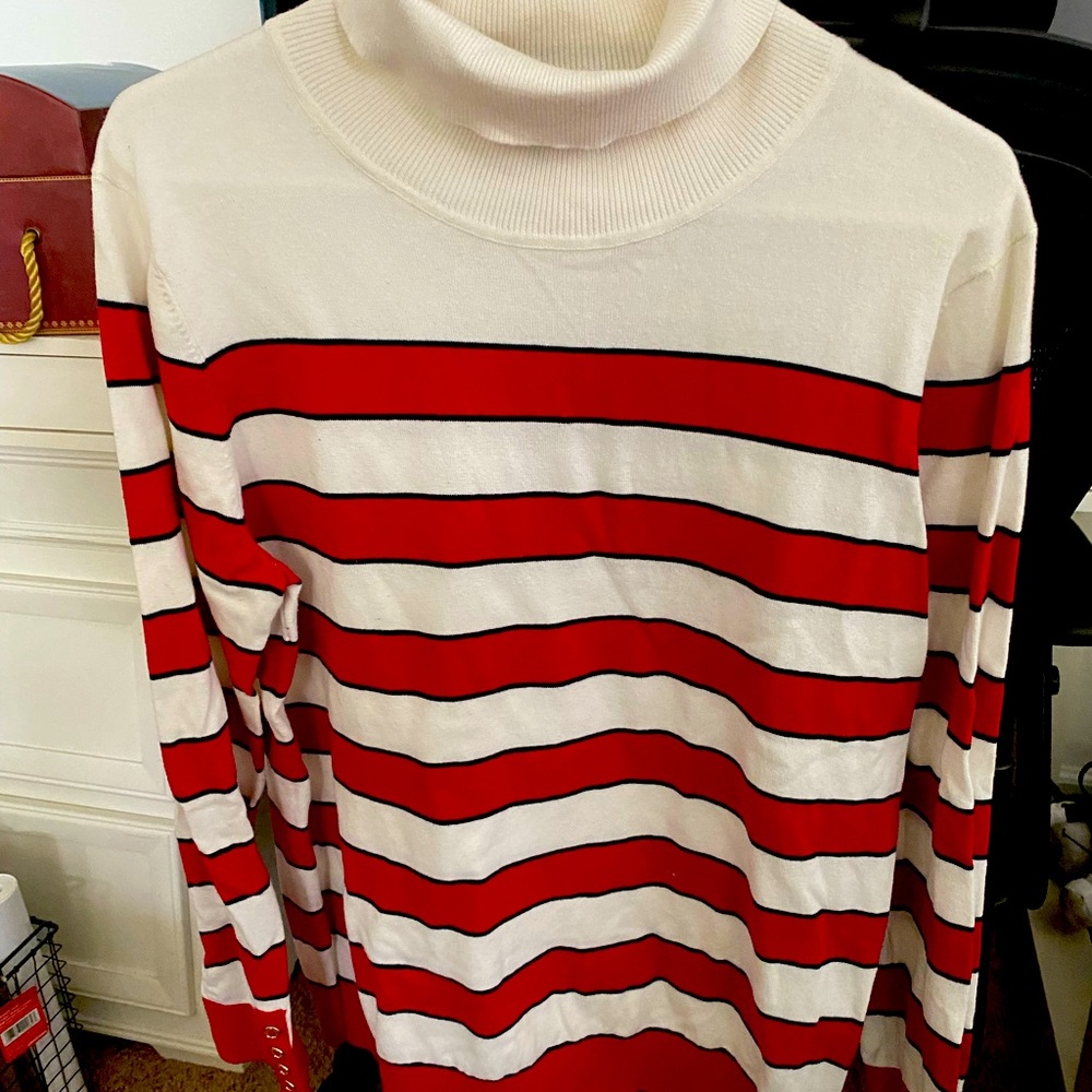 Tommy Hillfiger turtle neck sweater. Excellent condition.